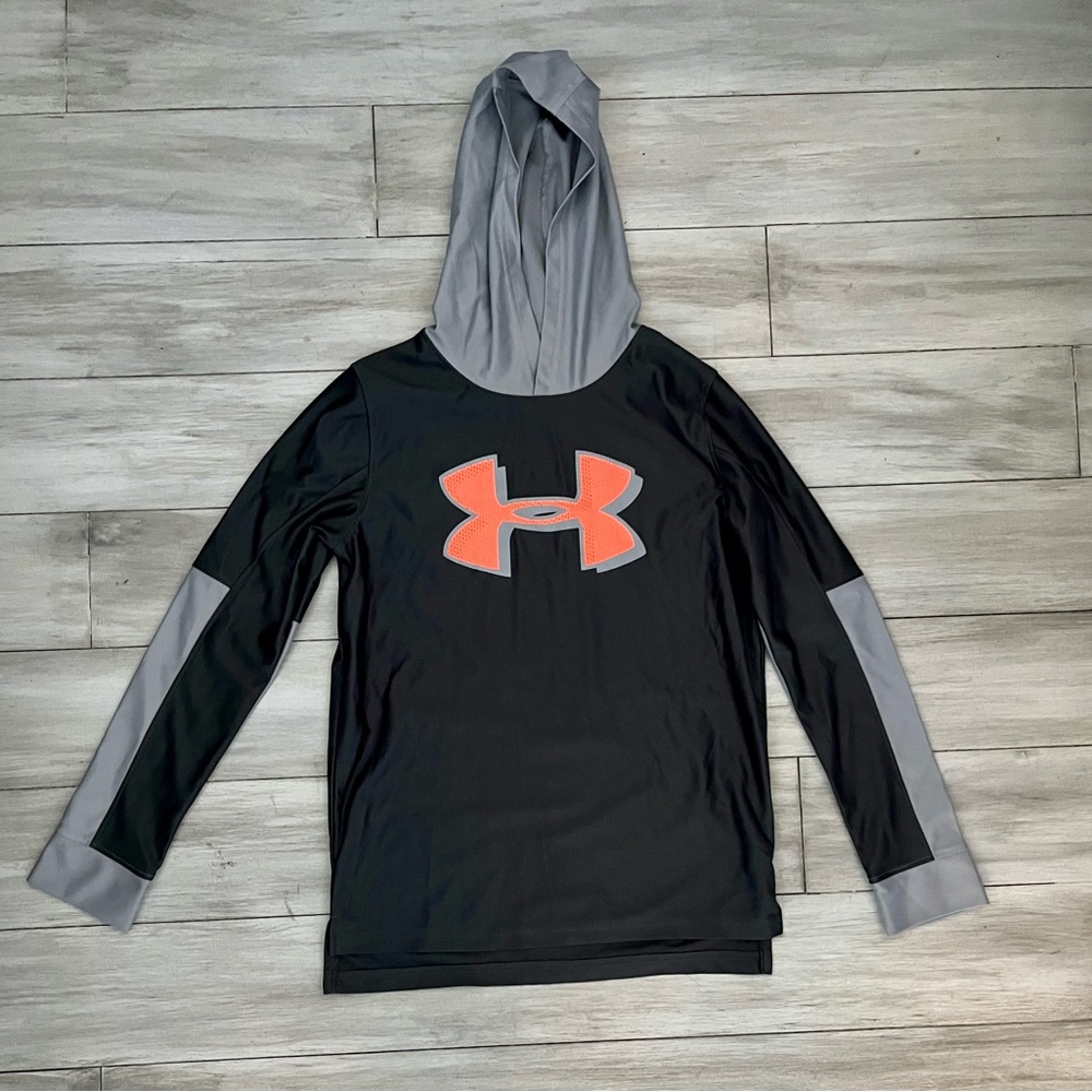 UA Boys pull over hoodie. Light weight. Size M